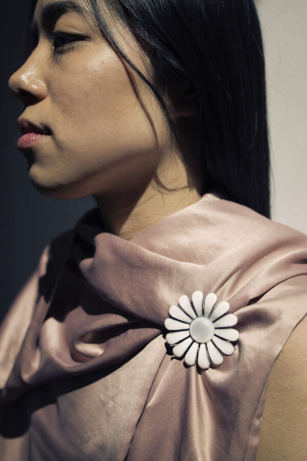Broche de margarita grande en latón esmaltado
