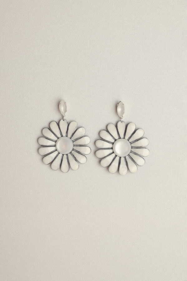 Broche de margarita grande en latón esmaltado
